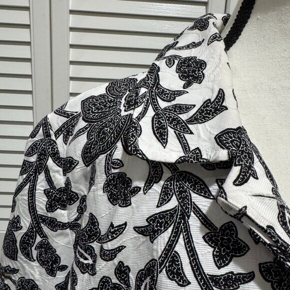 Chico’s Black & White Floral Textured Jacket – Size 3P (16/18 Petite) - Picture 3 of 9